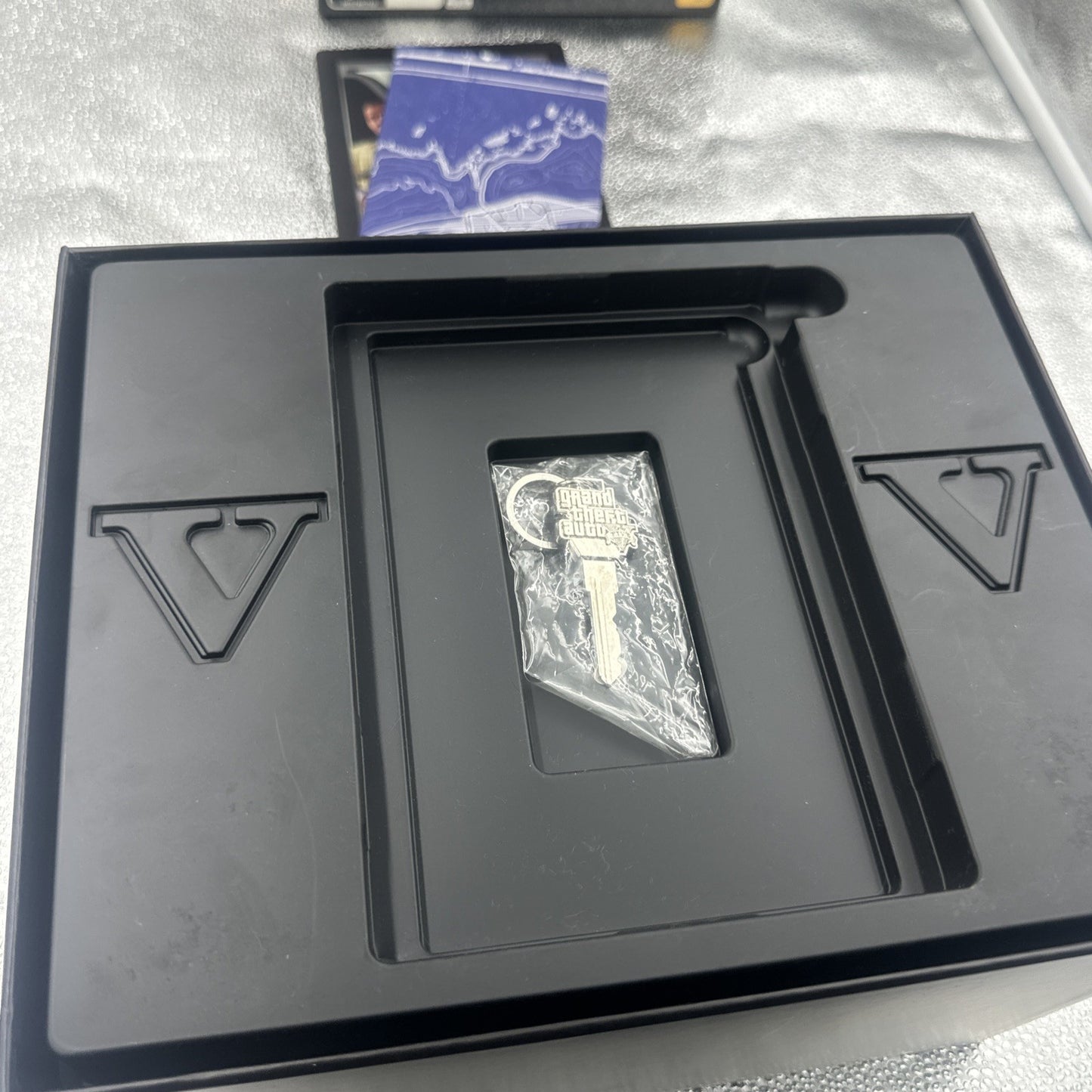 Grand Theft Auto V Collector’s Edition Xbox 360 + New Era Hat + Money Bag GTA 5