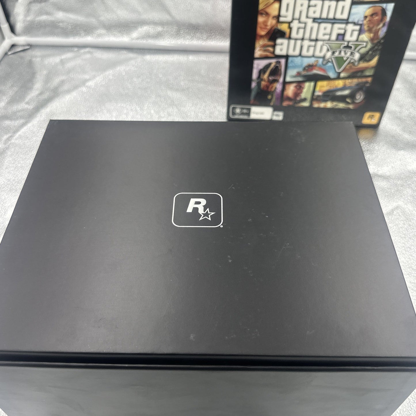 Grand Theft Auto V Collector’s Edition Xbox 360 + New Era Hat + Money Bag GTA 5