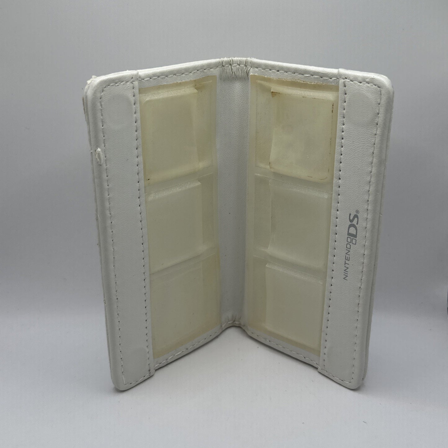 Club Nintendo Exclusive Nintendo DS Game Cartridge Holder Magnetic Case • White