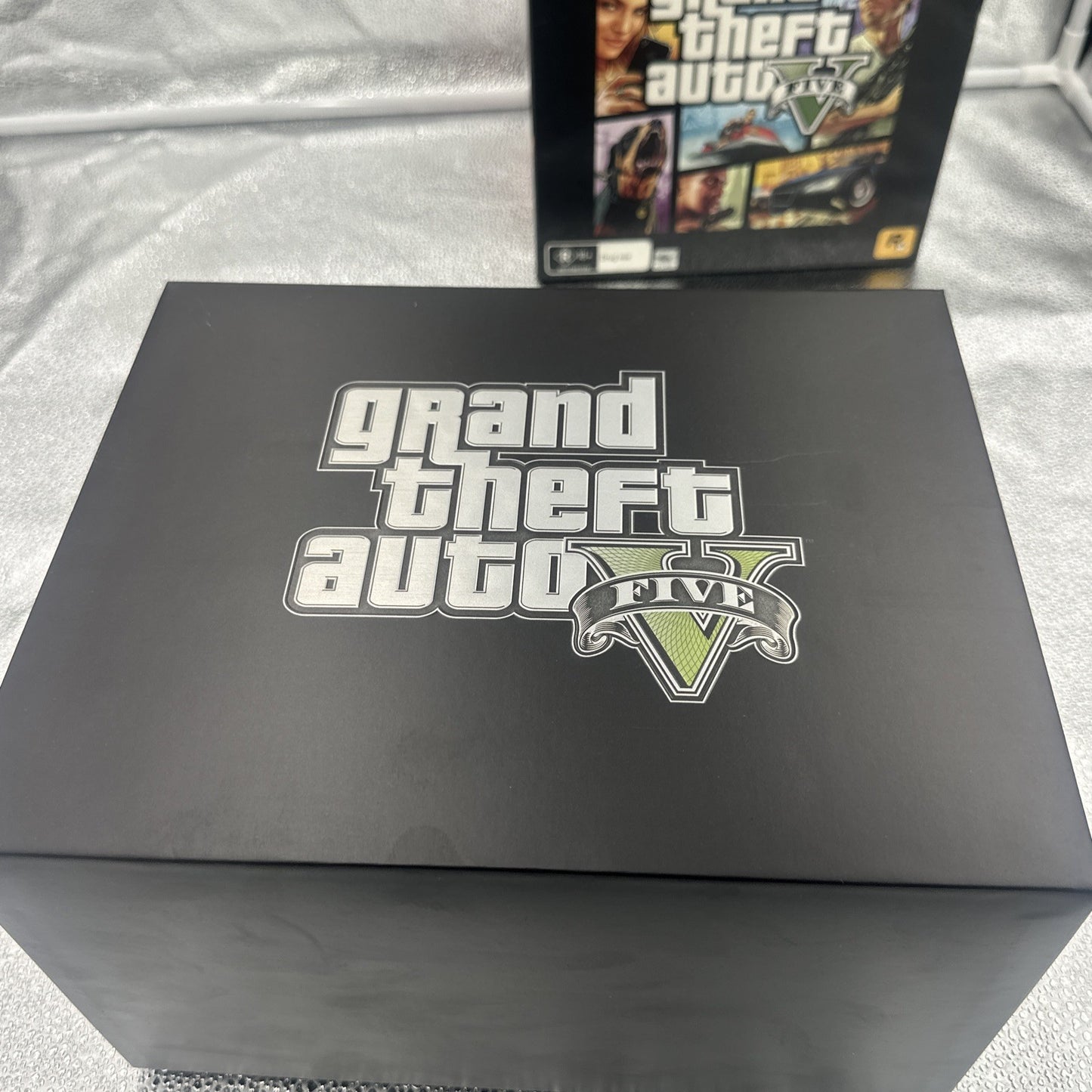 Grand Theft Auto V Collector’s Edition Xbox 360 + New Era Hat + Money Bag GTA 5
