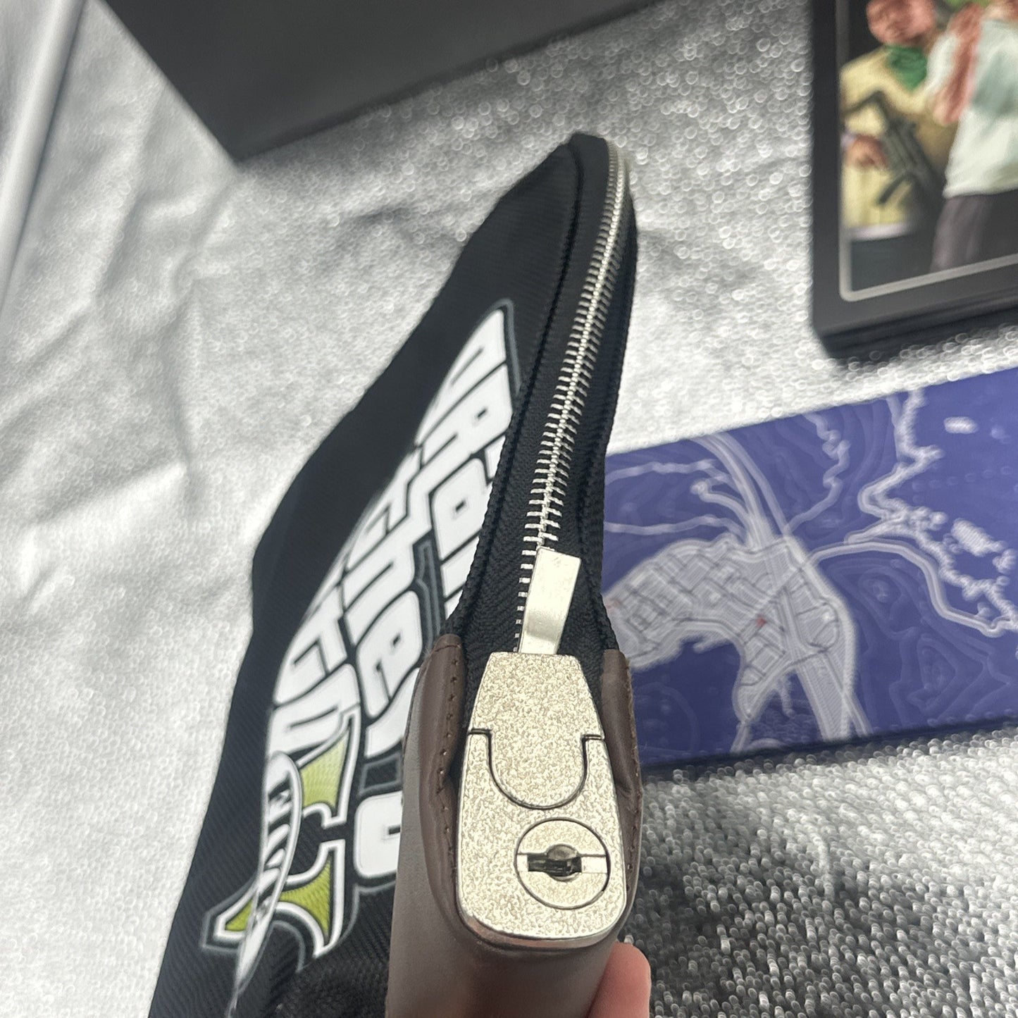 Grand Theft Auto V Collector’s Edition Xbox 360 + New Era Hat + Money Bag GTA 5