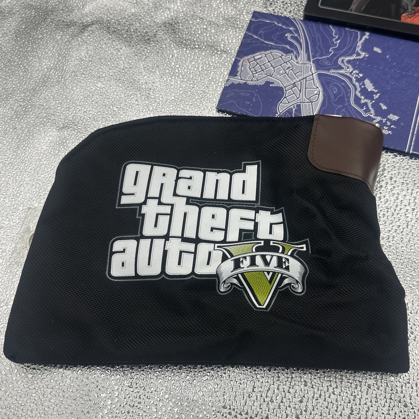 Grand Theft Auto V Collector’s Edition Xbox 360 + New Era Hat + Money Bag GTA 5